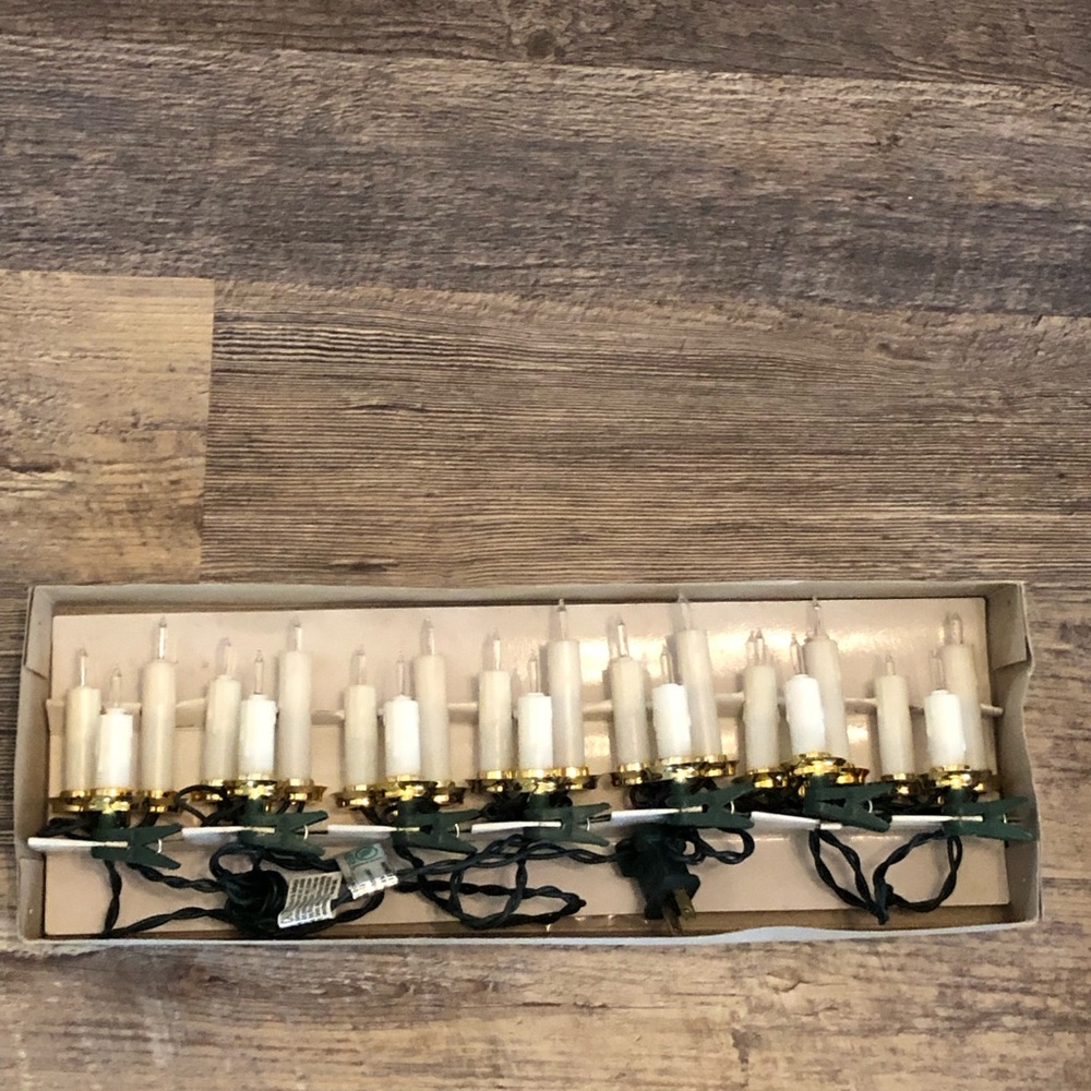Vintage String of 10 Clip-On candleLights.appear like new in open box. Tested
